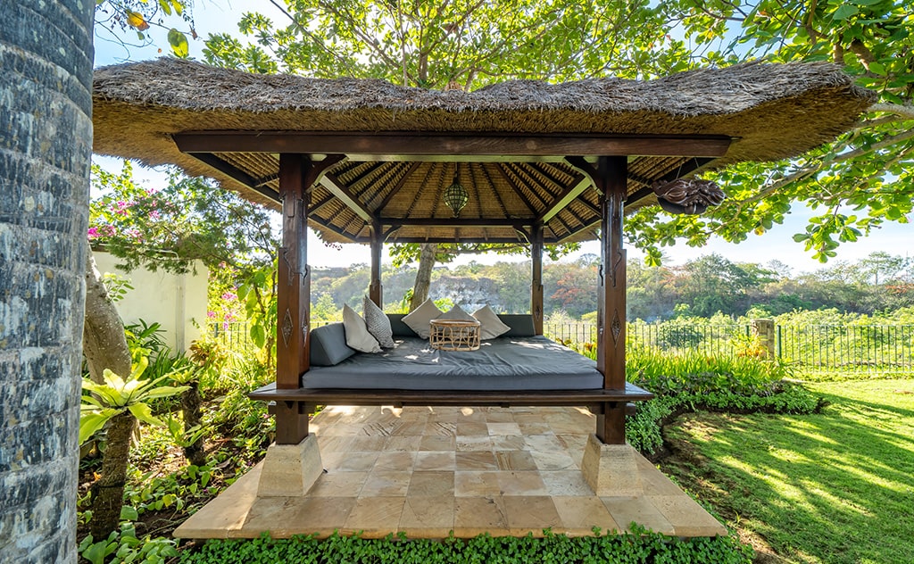 Villa Yasmine Bali - gazzebo overlooking cliff