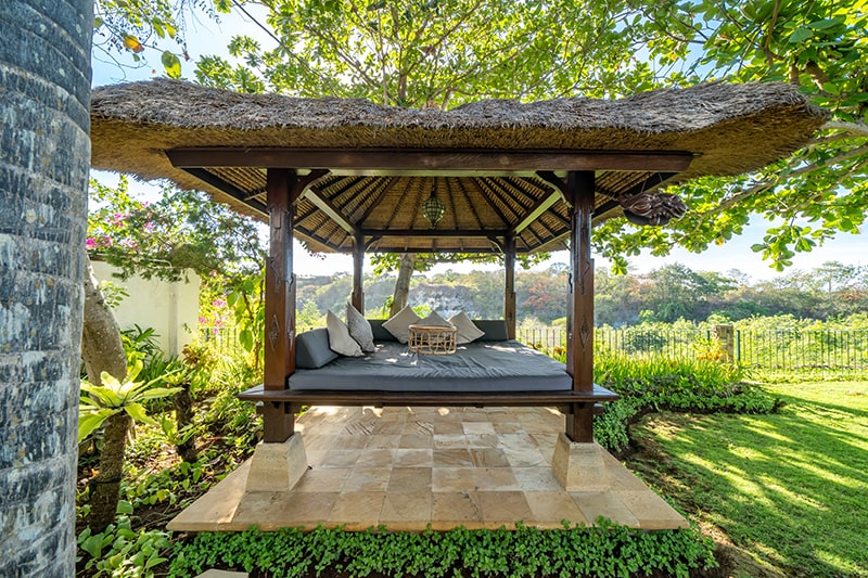 Villa Yasmine Bali - gazzebo overlooking cliff