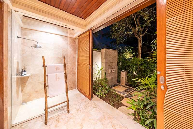 Villa Yasmine Bali - Bathroom with towels and outdoor shower