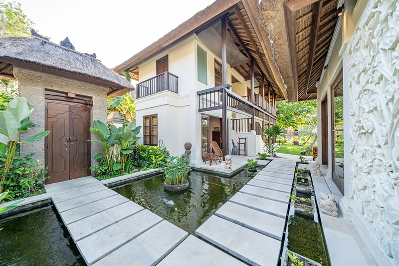 Villa Yasmine Bali - Enterance gate and fish pond