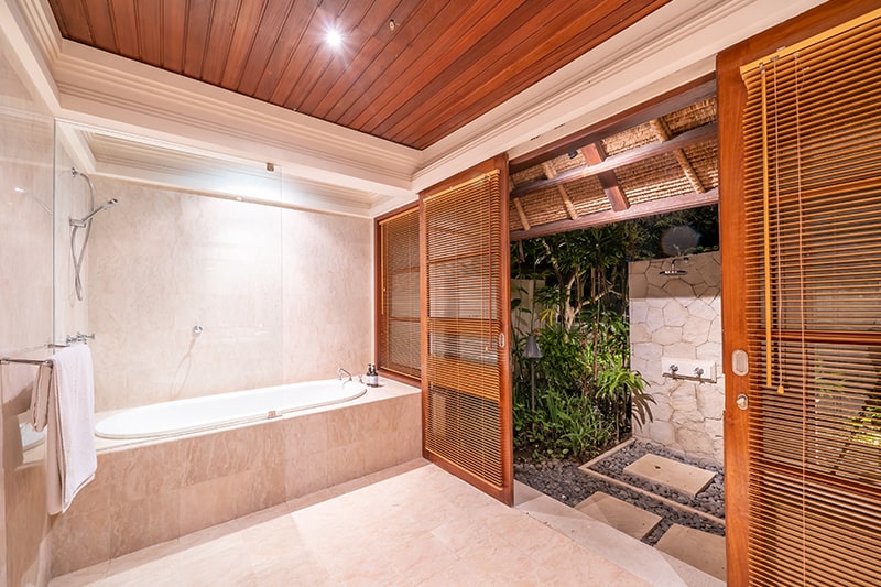 Villa Yasmine Bali - master bathroom with bathub and outdroor shower
